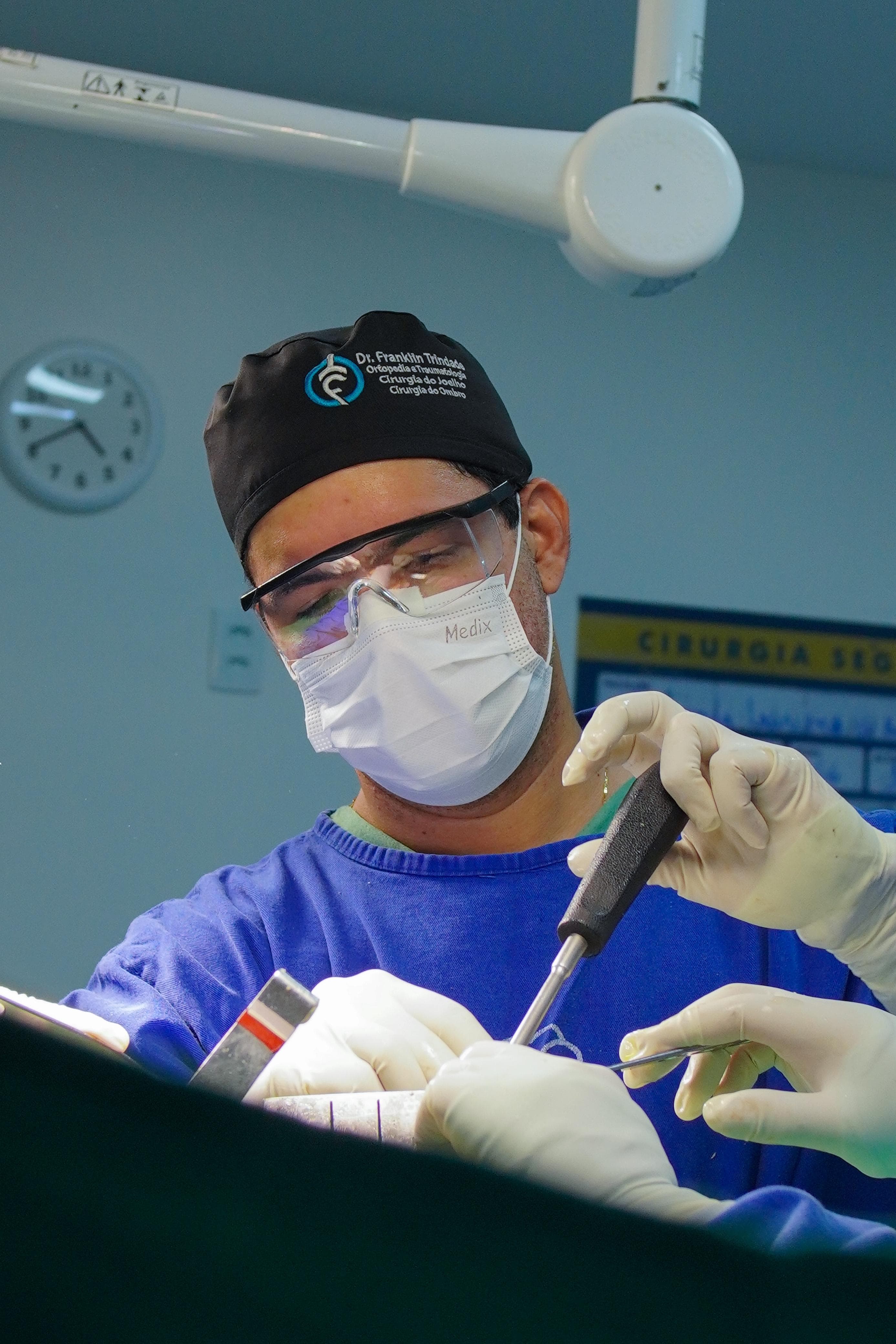 Dr. Franklin em cirurgia