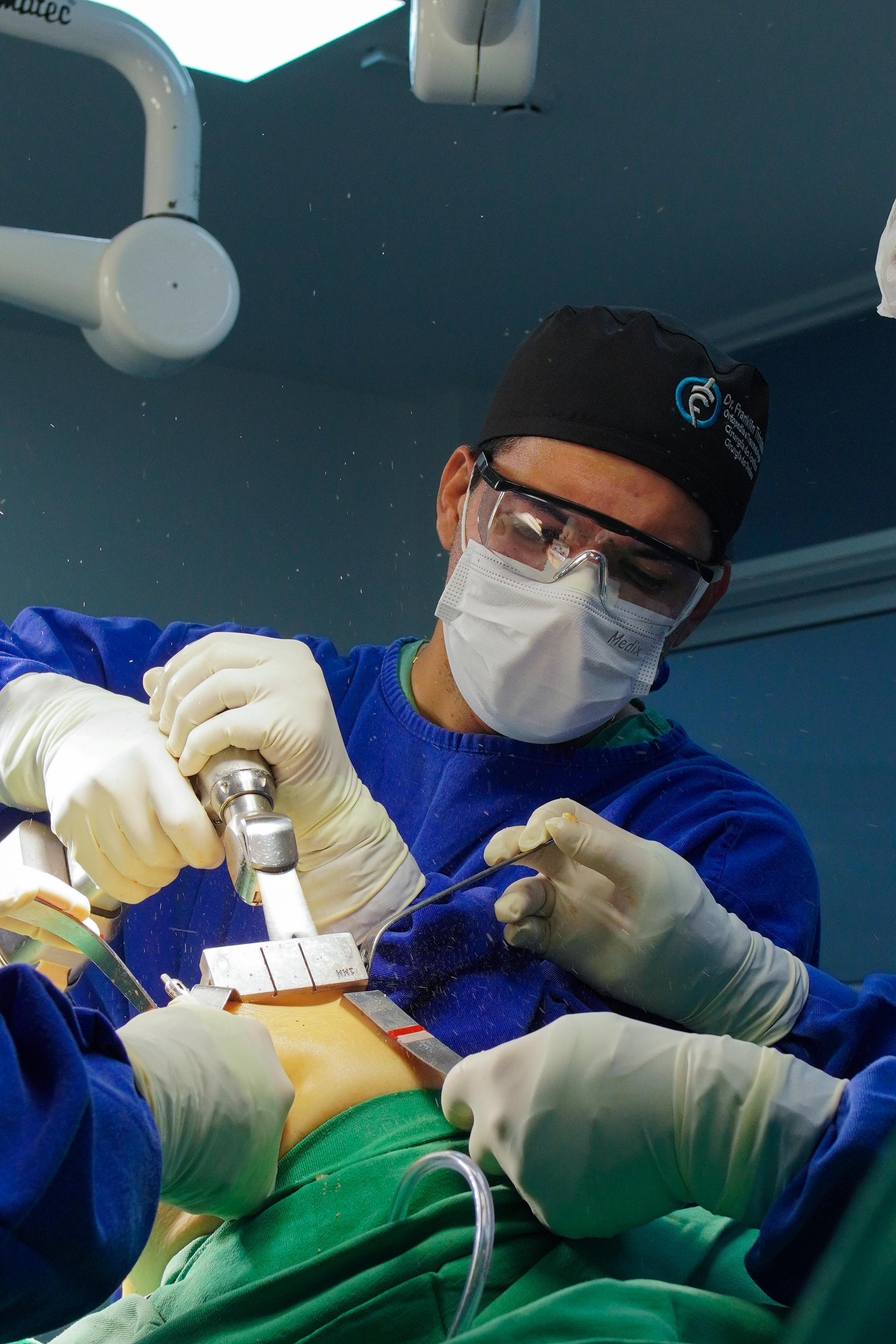 Dr. Franklin em cirurgia
